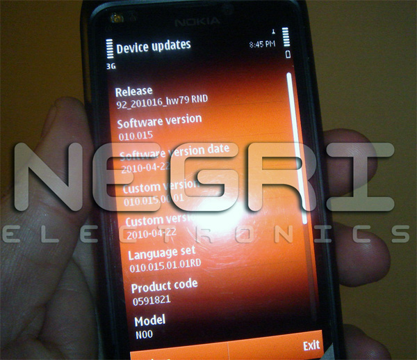 Шпионские снимки Nokia N9: выглядит как N8 с клавиатурой (слухи)-3