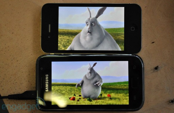 Сравнение дисплеев Apple iPhone 4 и Samsung Galaxy S (видео)