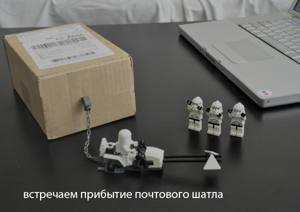 Имперские LEGO-штурмовики распаковывают iPhone 4-2