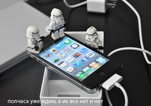 Имперские LEGO-штурмовики распаковывают iPhone 4-13