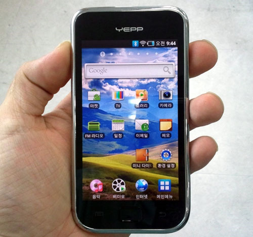 Первое фото Samsung YP-MB2: равнение на iPod touch