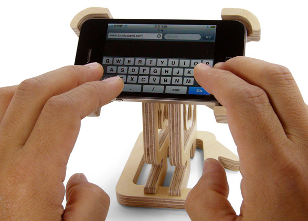 ICONICSTAND: оригинальная деревянная подставка для iPhone 4-4