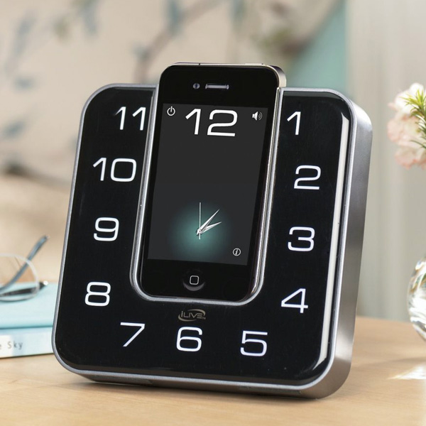 Докинговая станция iLive превращает iPhone в настольный будильник