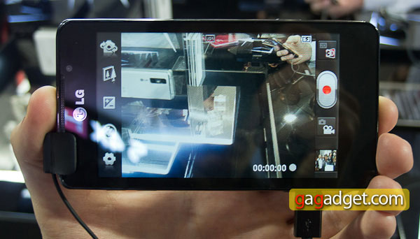 Чем воевать? Линейка смартфонов LG Optimus на MWC 2012 своими глазами (видео)-10