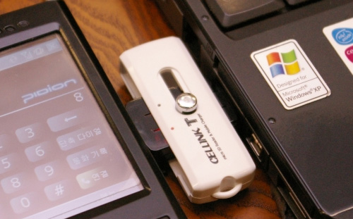 Cellink T. Кардридер, USB-флешка и компактная зарядка для телефона-3