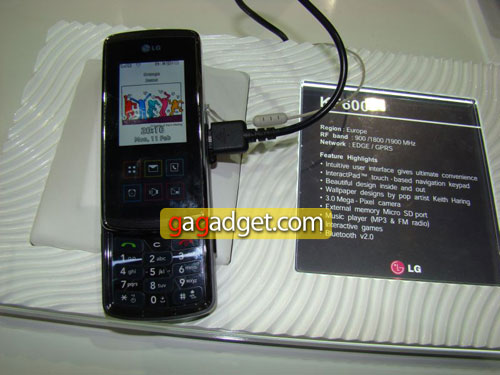 Живые снимки телефона LG KF600 с сенсорным навигационным центром