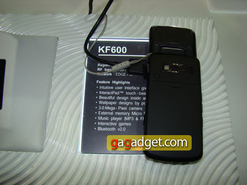 Живые снимки телефона LG KF600 с сенсорным навигационным центром-2