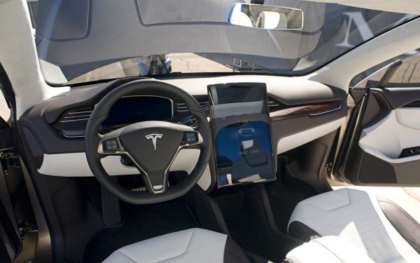 Tesla Model X: электрокроссовер с дверьми "крылья чайки" и 17" дисплеем на центральной консоли-15