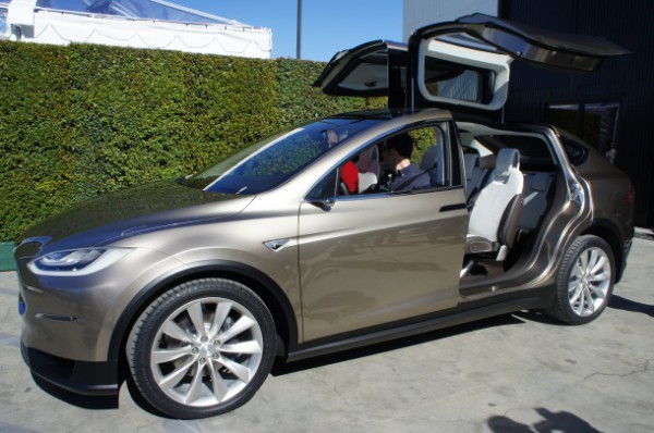 Tesla Model X: электрокроссовер с дверьми "крылья чайки" и 17" дисплеем на центральной консоли-3