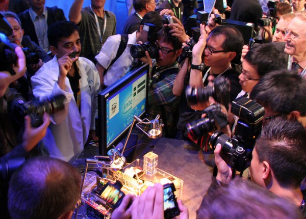 Глава Intel: в 2013 году ультрабуки смогут работать сутками и заряжаться от солнца-3