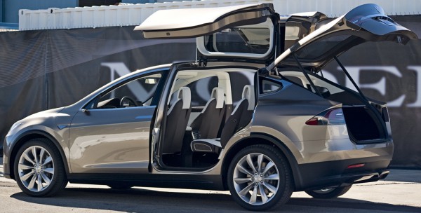 Tesla Model X: электрокроссовер с дверьми "крылья чайки" и 17" дисплеем на центральной консоли-7