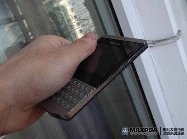 Шпионские фото смартфона BlackBerry 9980-4
