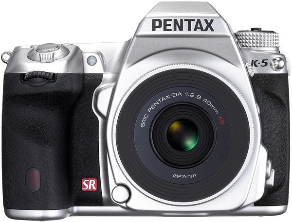 Серебристая зеркалка Pentax K-5 с самым тонким в мире унифокальным объективом