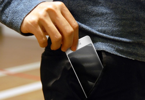 Реально кирпич: смартфон Fujitsu BRICK с прозрачным дисплеем-3