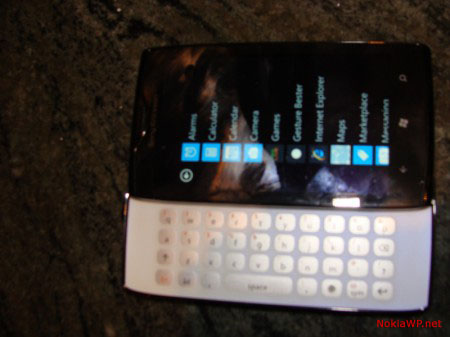 Шпионские фото раннего прототипа QWERTY-смартфона Sony Ericsson на WP7-2