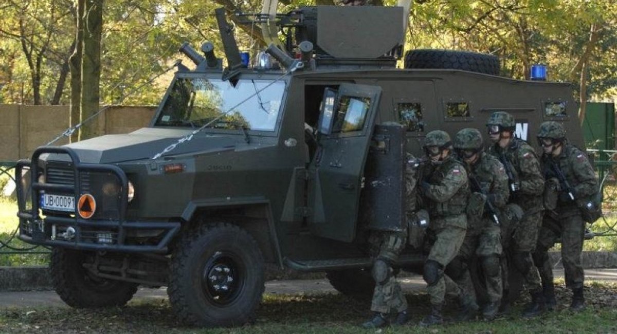 The Ukrainian Armed Forces showed the Polish AMZ Dzik armored vehicle at the battlefront