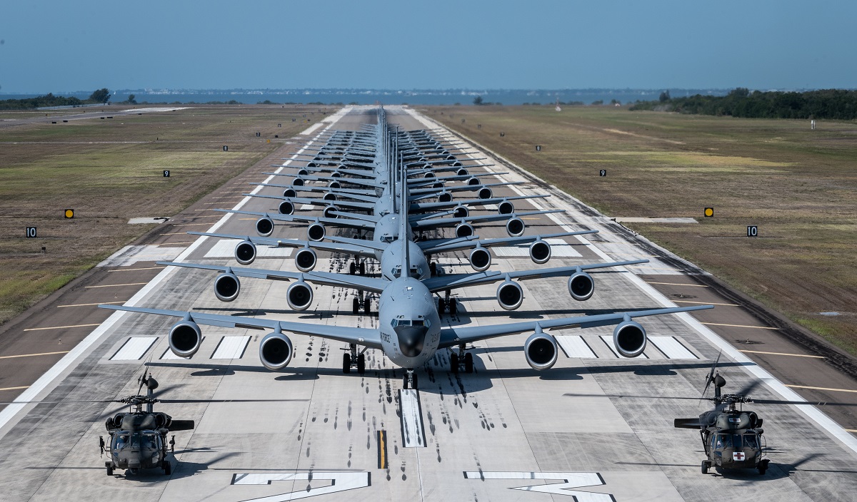 Amerikaanse luchtmacht demonstreert 'olifantenrit' van 18 enorme KC-135 Stratotanker-luchtschepen