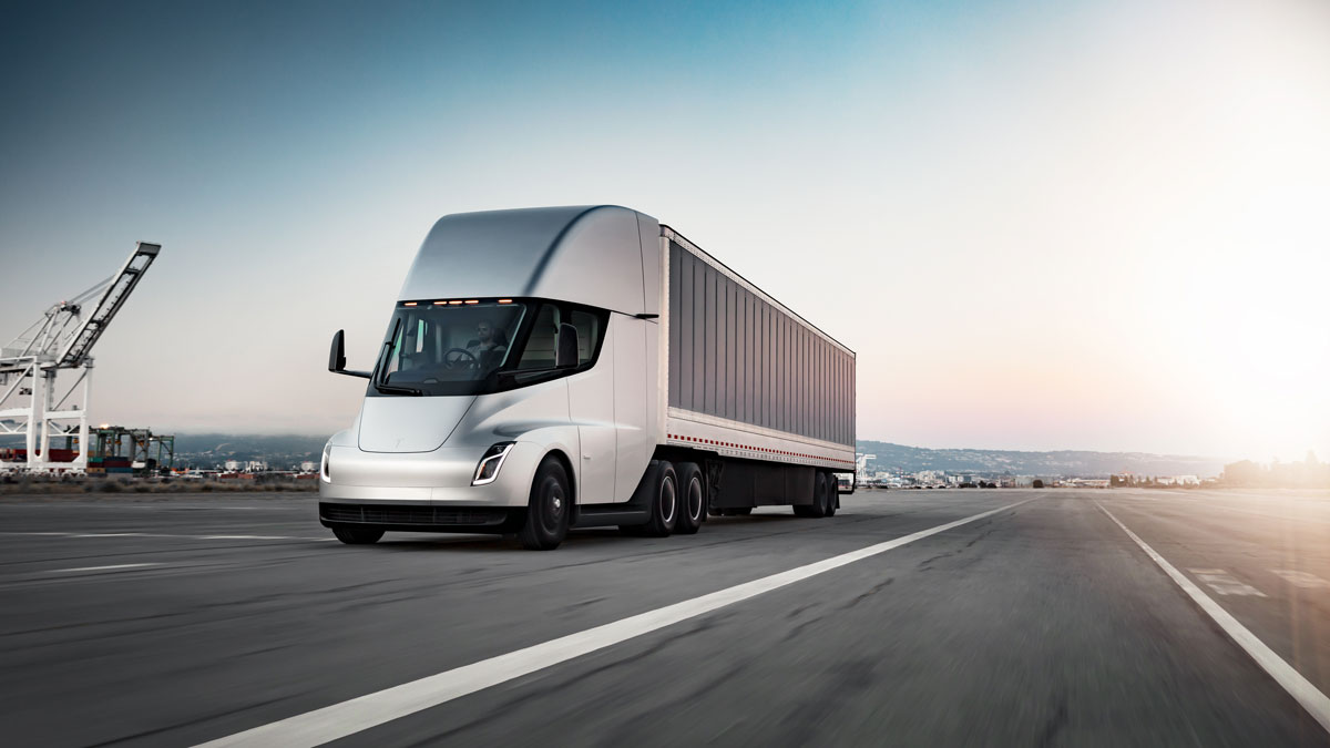 Le consegne dei trattori principali Tesla Semi con un'autonomia di 800 km inizieranno nel 2022