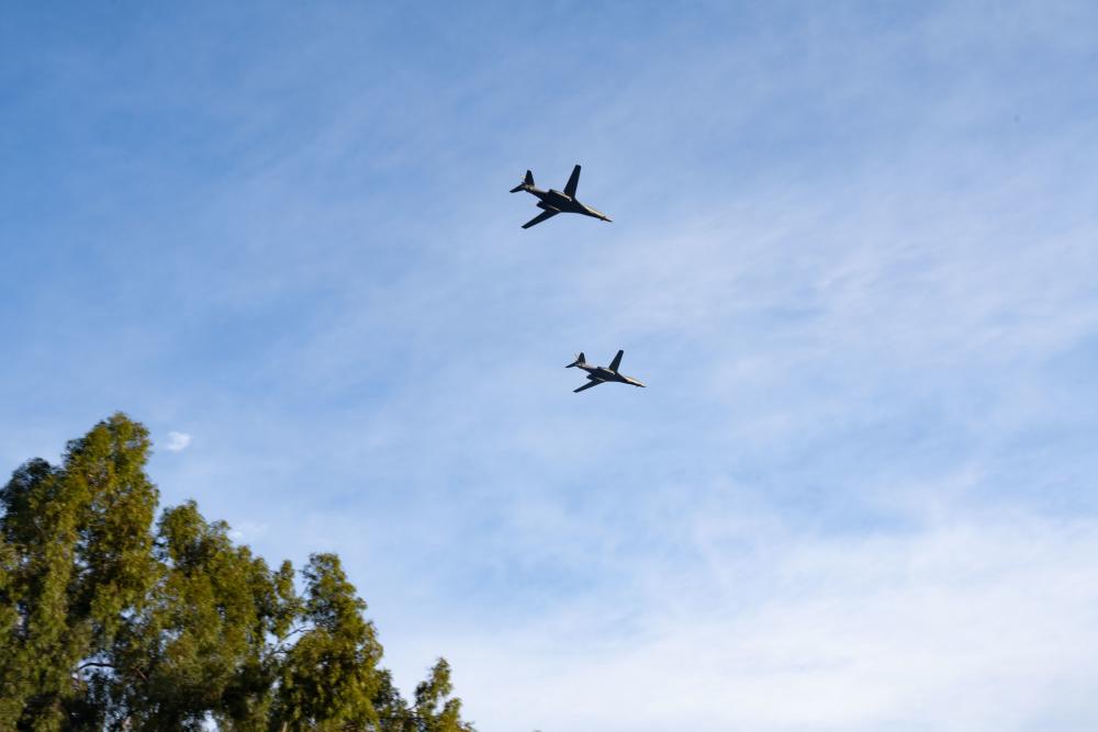 Strategische Überschallbomber vom Typ B-1B Lancer überflogen das Rose Bowl Stadium während der Rose Parade