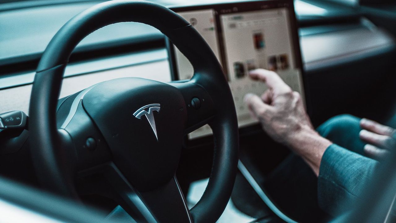 Nuova versione del pilota automatico di Tesla testata in "condizioni difficili [video]