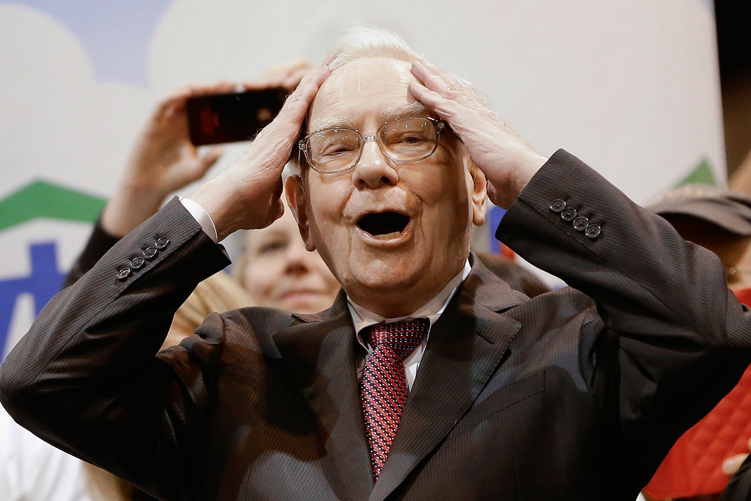 The shares of Apple reached a record level due to Warren Buffett