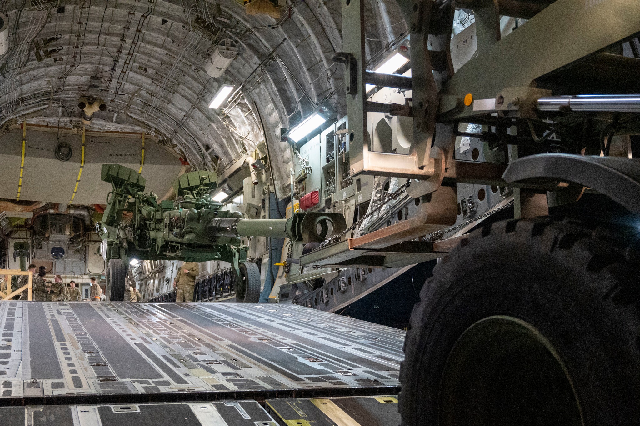 Un nuovo lotto di obici M777 a lungo raggio dagli Stati Uniti è pronto per la spedizione in Ucraina (foto)