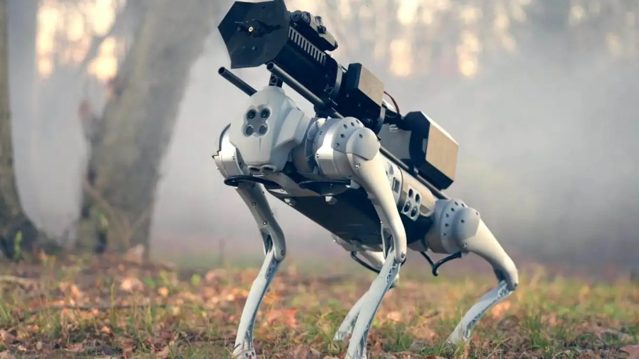 Throwflame présente un chien robotique doté d'un lance-flammes sur le dos.