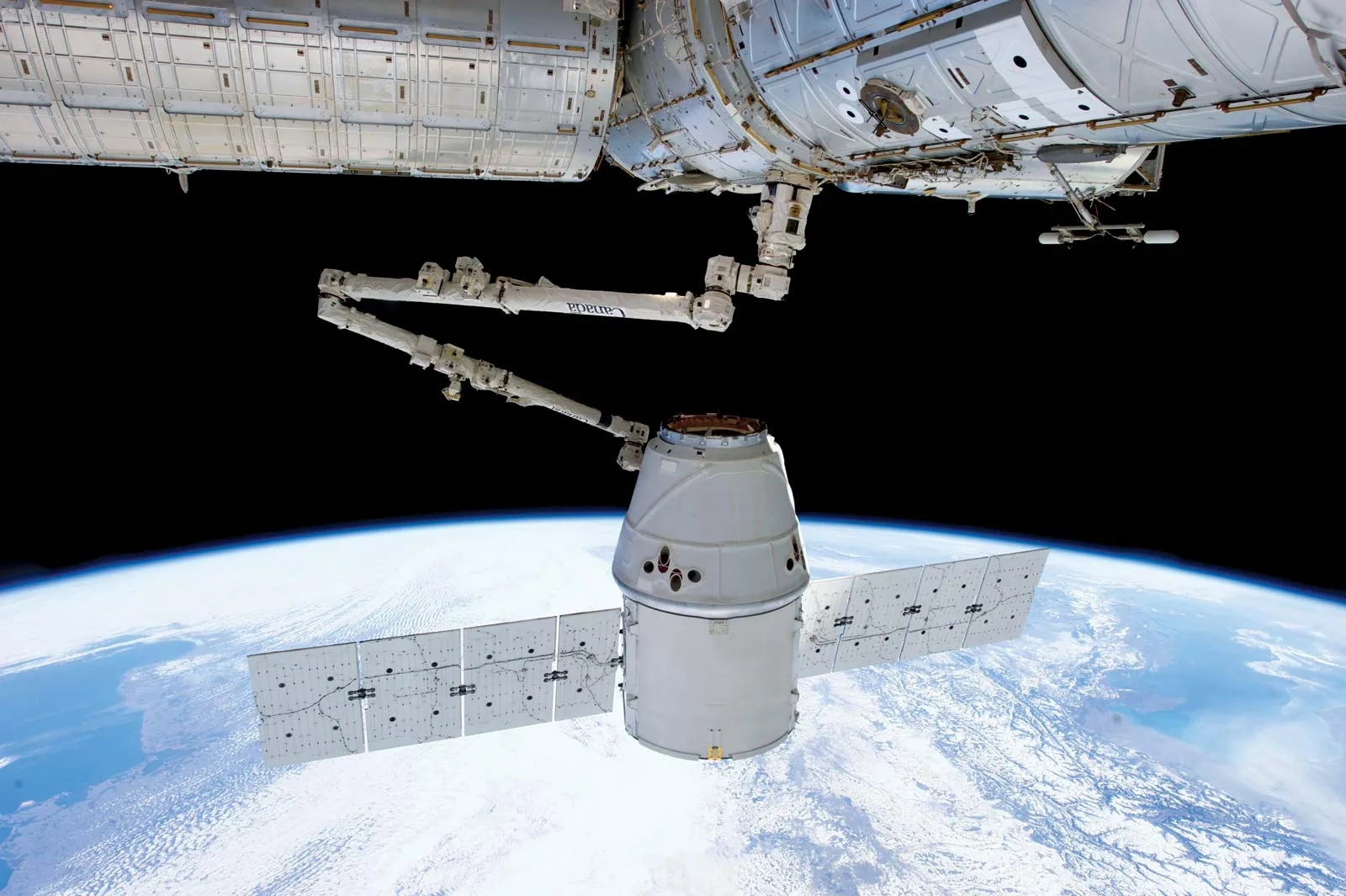 SpaceX a lancé la fusée Falcon-9 avec le vaisseau spatial Dragon, qui a livré des graines de tomates à la Station spatiale internationale.