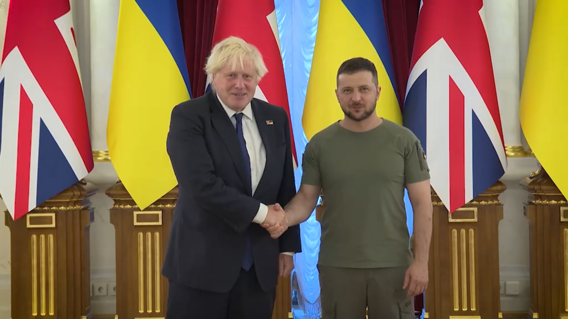 Joyeux Jour de l'Indépendance, tout le monde : Boris Johnson annonce une aide militaire de 54 millions de livres sterling pour l'Ukraine - 850 microdrones Black Hornet Nano, drones kamikazes et munitions antichars.