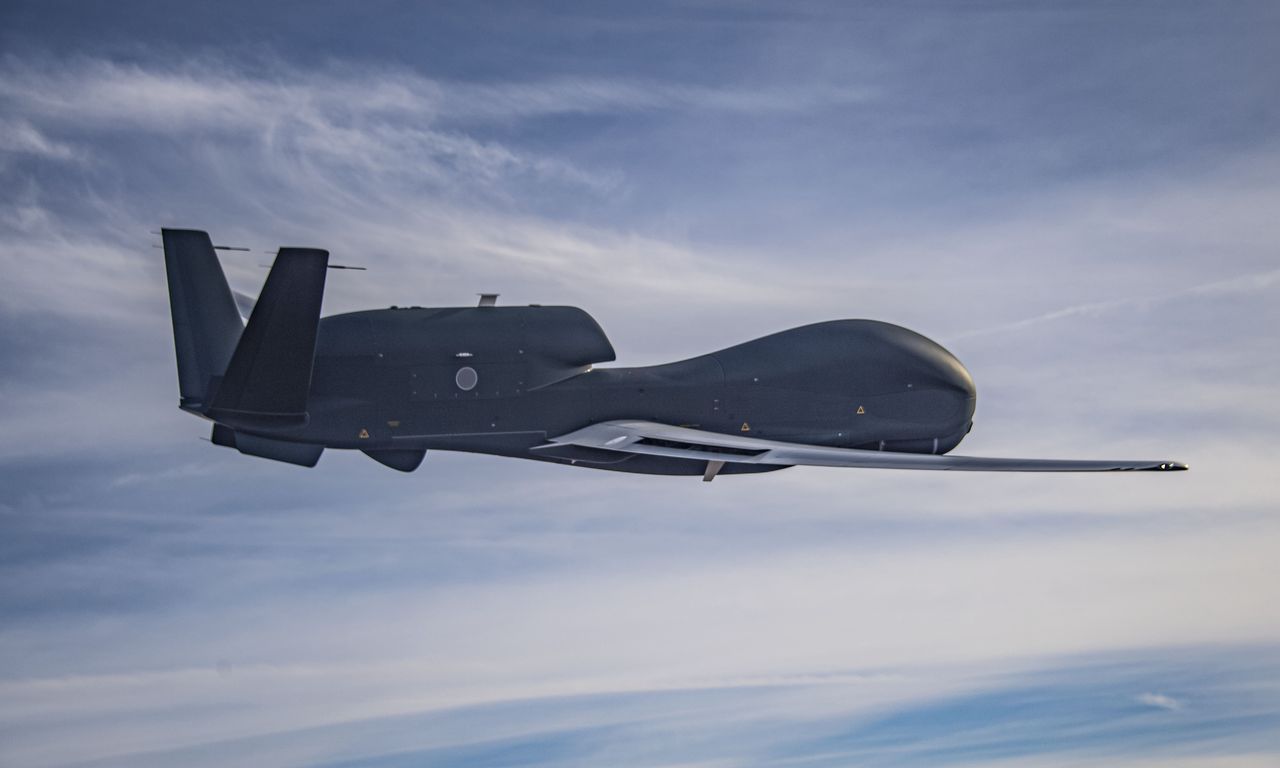 De RQ-4B Global Hawk strategische drone van de Amerikaanse luchtmacht heeft een ongebruikelijke missie uitgevoerd in de Zwarte Zee, 100 km voor de Russische kust.