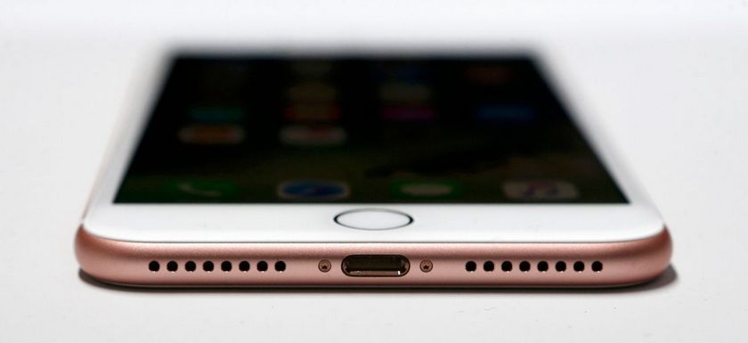 Адаптер за $40 позволит заряжать iPhone 7 с подключенными наушниками
