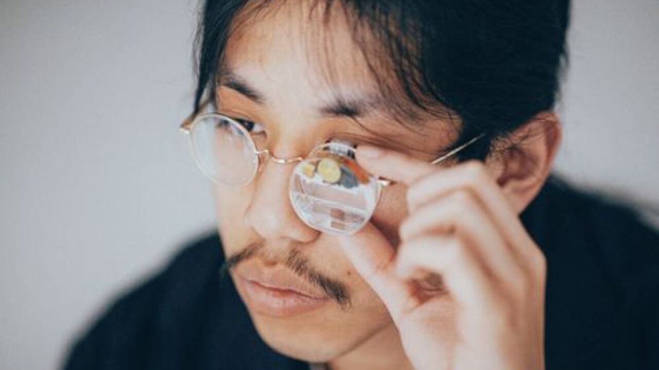 Brilliant Monocle: ein kompaktes Monokel mit Display, Kamera, Mikrofon und Bluetooth, das jede Brille in eine intelligente Brille verwandelt