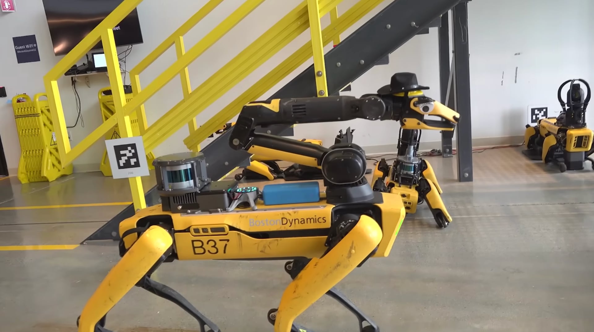 Boston Dynamics leert Spot-robot spreken (ja, met ChatGPT en andere AI-modellen) - video