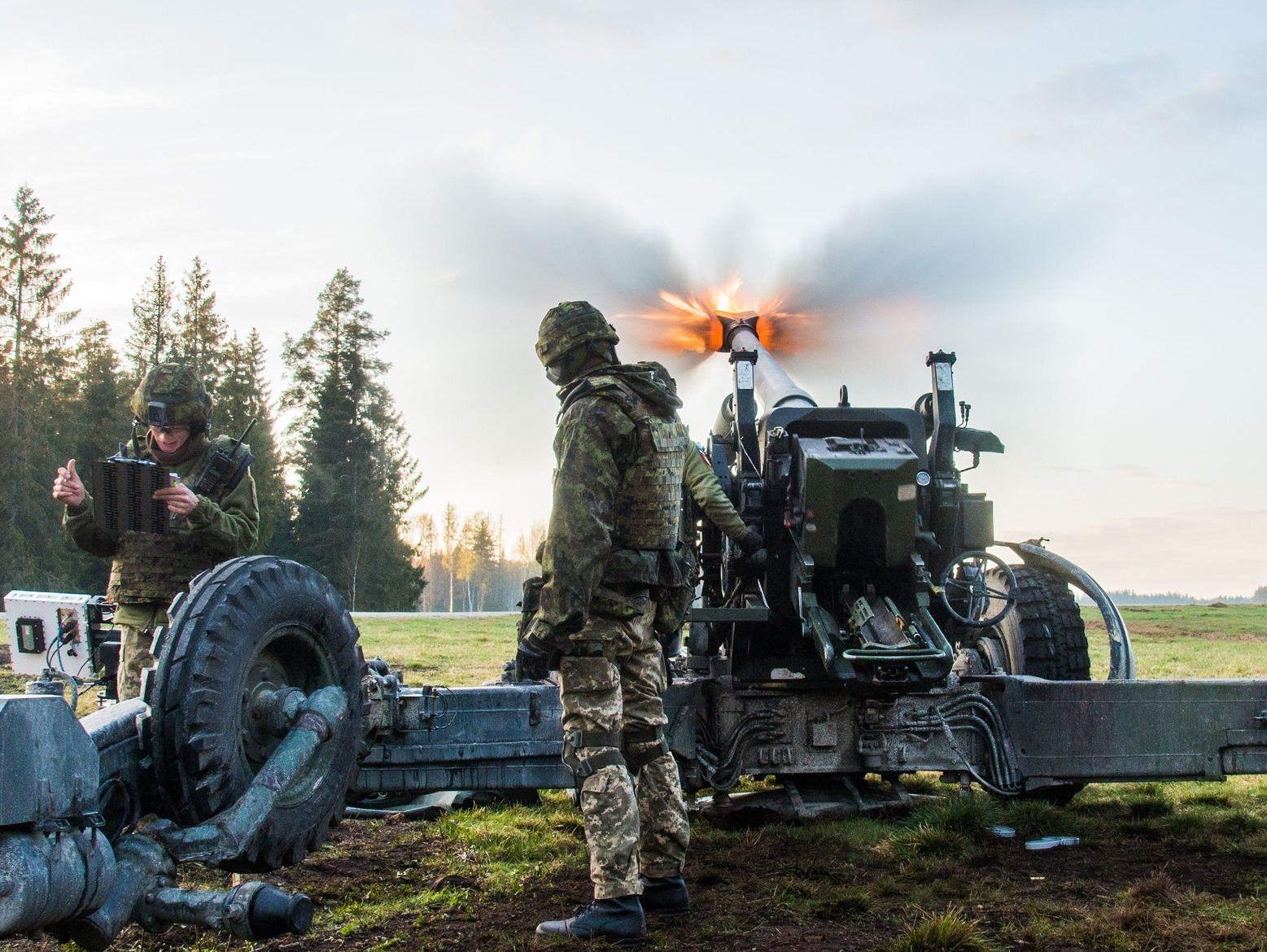 Генштаб ЗСУ показав, як українські військові тренуються в Естонії з гаубицями FH70