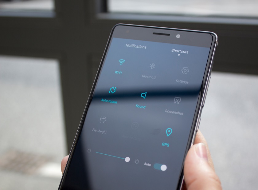 Huawei готовит к выпуску свой вариант безрамочного смартфона