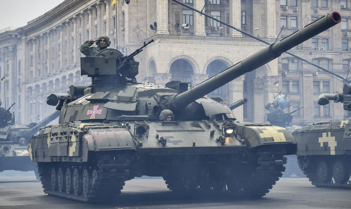 Il carro armato e il drone T-64BM distruggono l'esercito russo (video)