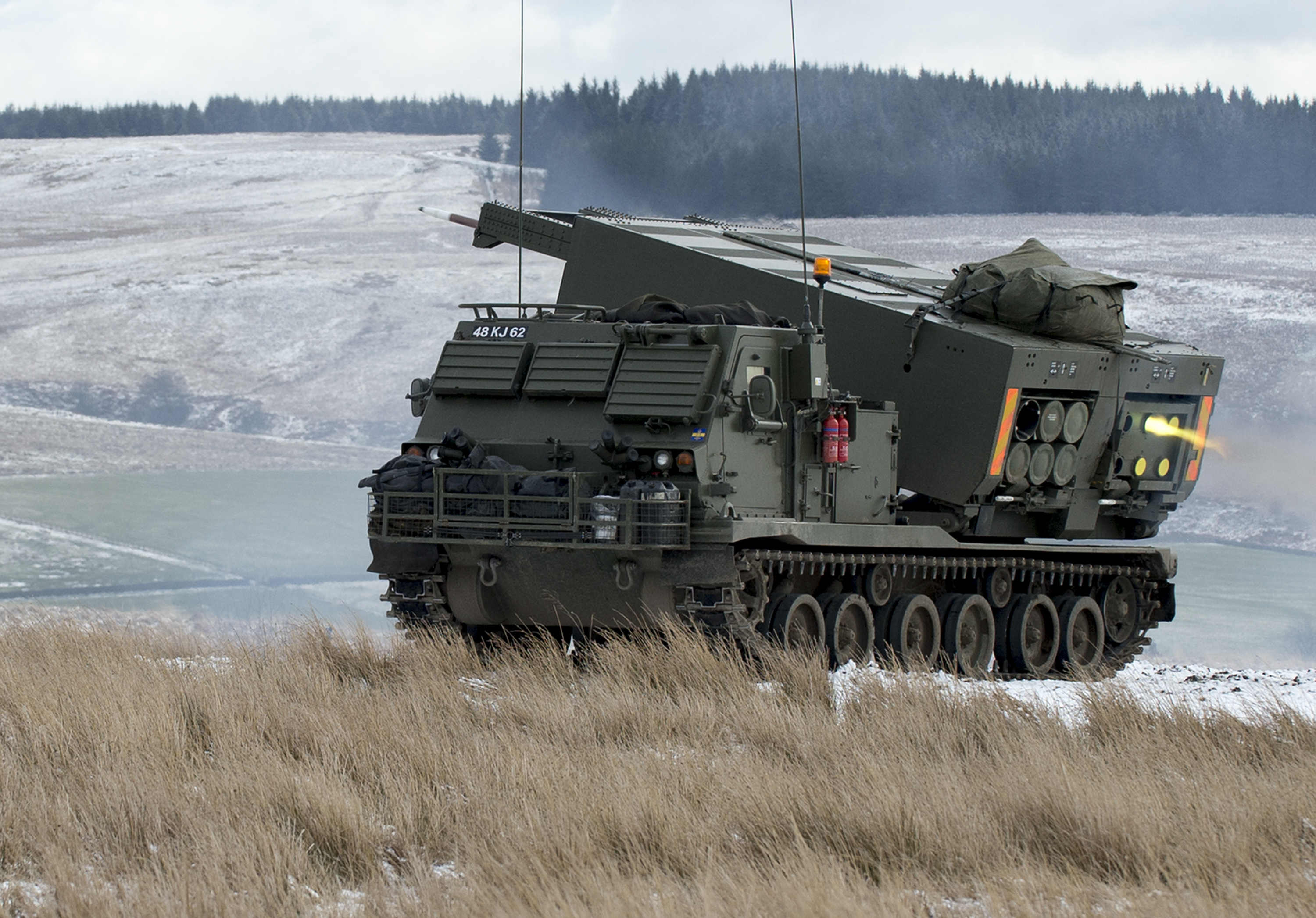 Es oficial: los sistemas de cohetes de lanzamiento múltiple M270 con un alcance de hasta 80 km ya están en Ucrania