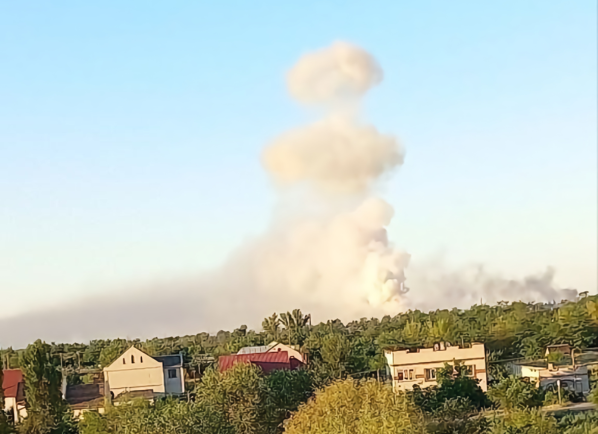 MLRS M270 or HIMARS work: the occupiers' ammunition warehouse in Nova Kakhovka exploded