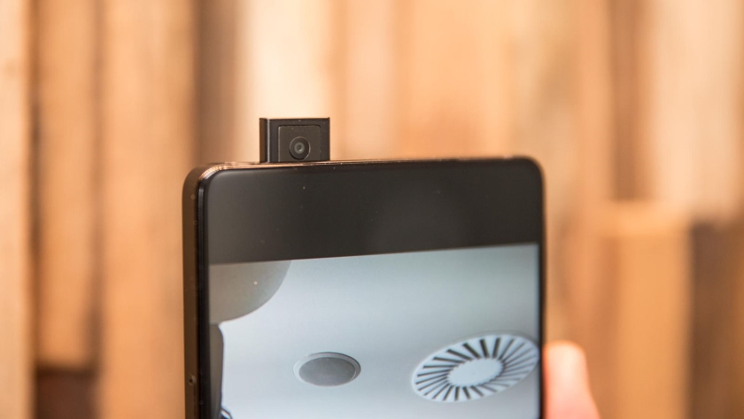 Xiaomi показала один из прототипов смартфона Mi Mix 3 с выдвижной камерой, как у Vivo NEX