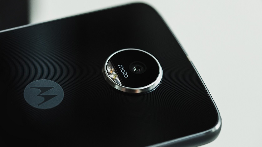 В Сеть попали "живые" фото модульного смартфона Moto Z2 Play