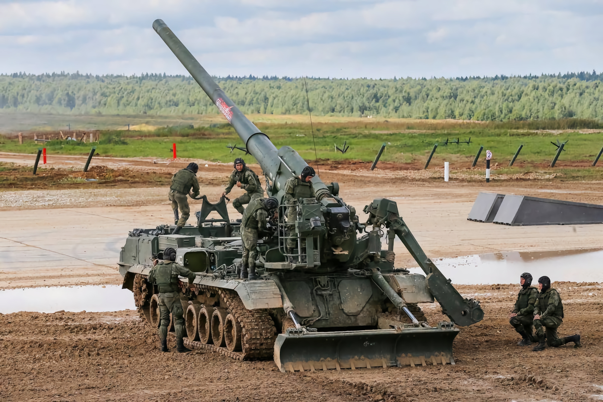 Ukrainian artillerymen destroyed ammunition and the Russian 2S7 Pion self-propelled gun