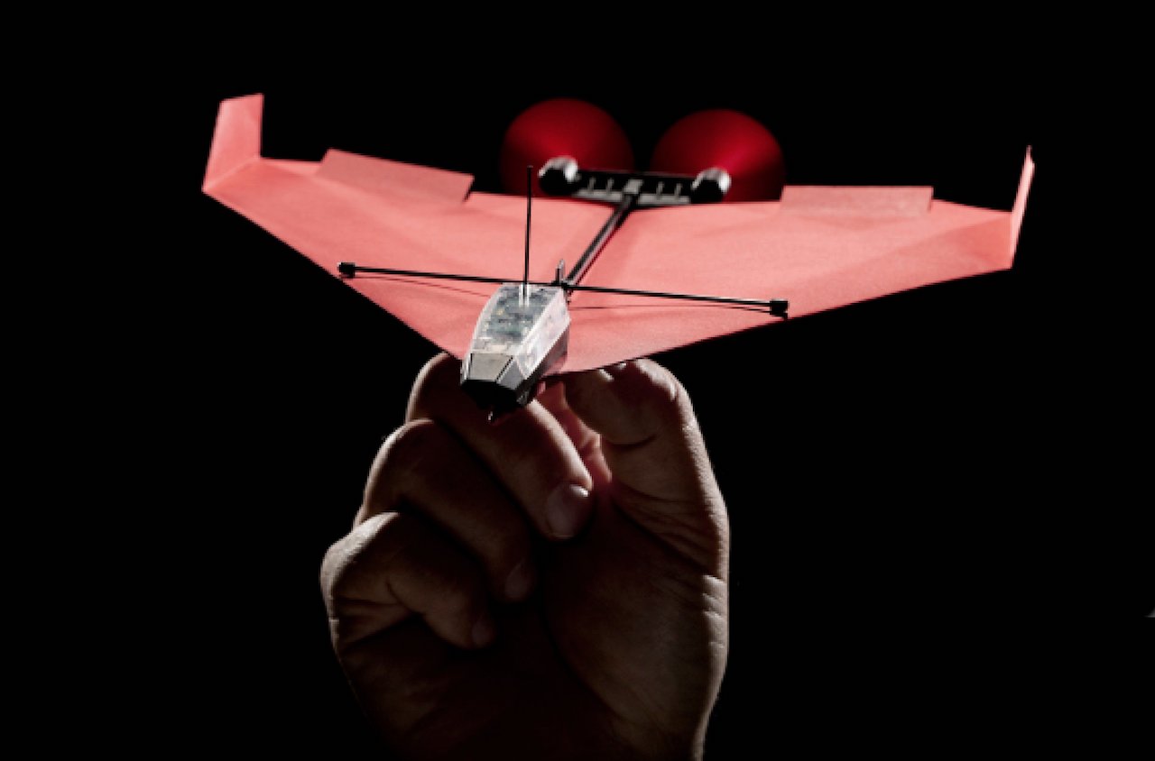 PowerUp 4.0 - ein Papierflugzeug, das per Smartphone gesteuert werden kann [Video]