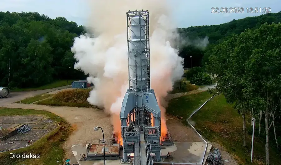 ArianeGroup effectue le premier essai de tir de la fusée réutilisable Prometheus, prometteuse pour l'Europe.