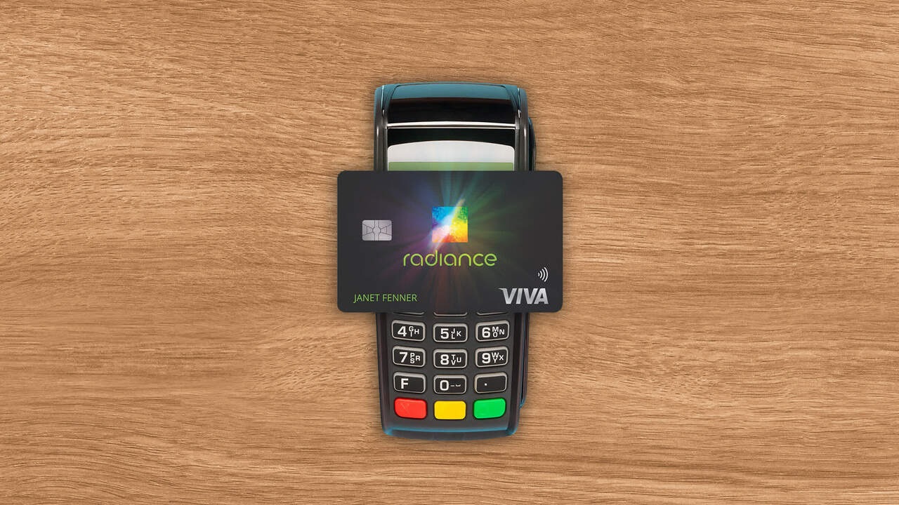 Se ha presentado una tarjeta bancaria con pantalla OLED flexible: ¿a qué se debe?