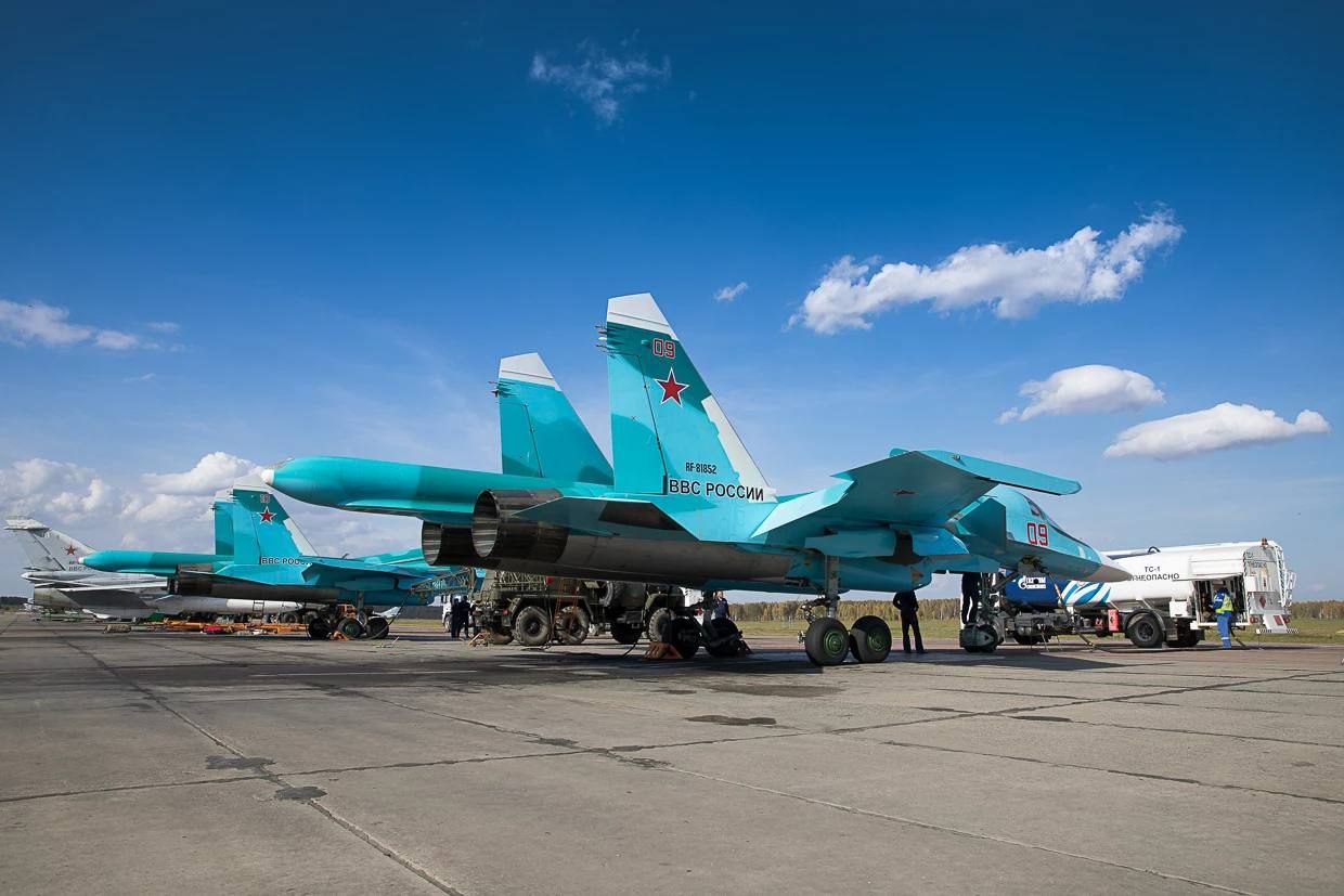 Las Fuerzas Armadas de Ucrania mostraron los restos del bombardero ruso Su-34 derribado en Liman (foto)