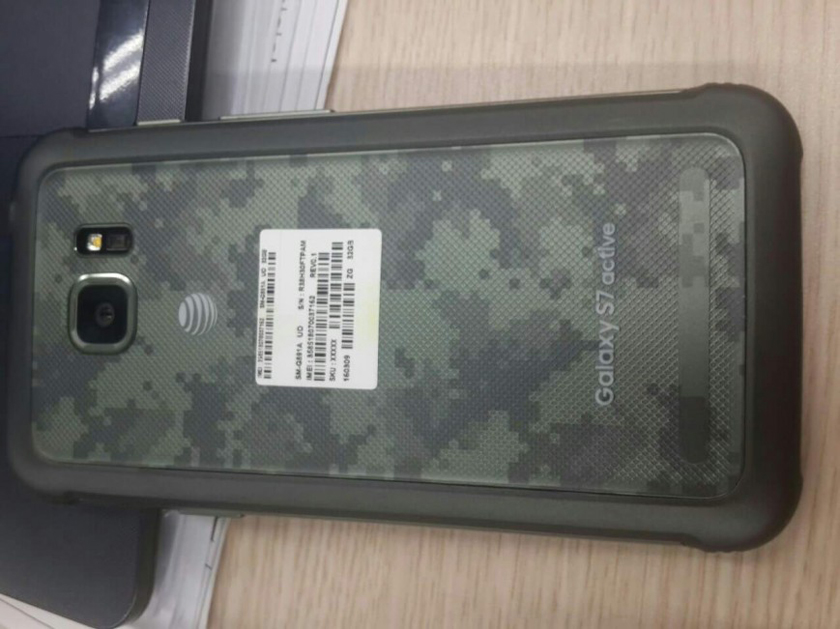 Защищенный Samsung Galaxy S7 Active с камуфляжной раскраской на живых фото