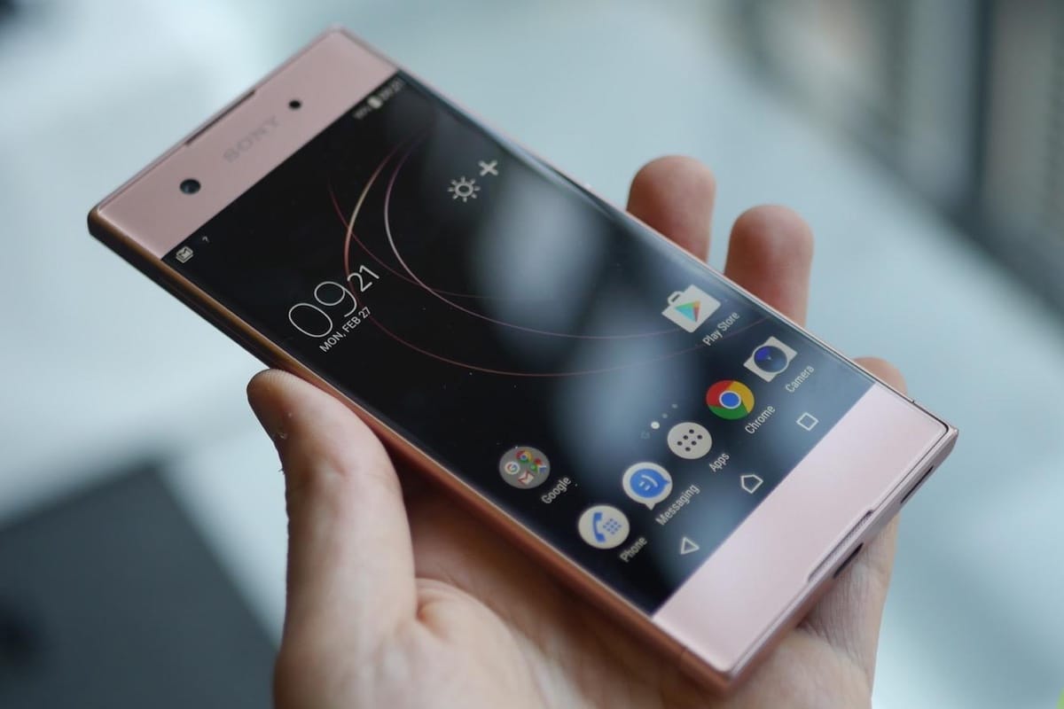 "Live" photos Sony Xperia XA2 Ultra: all the same sharp angles and minimum changes
