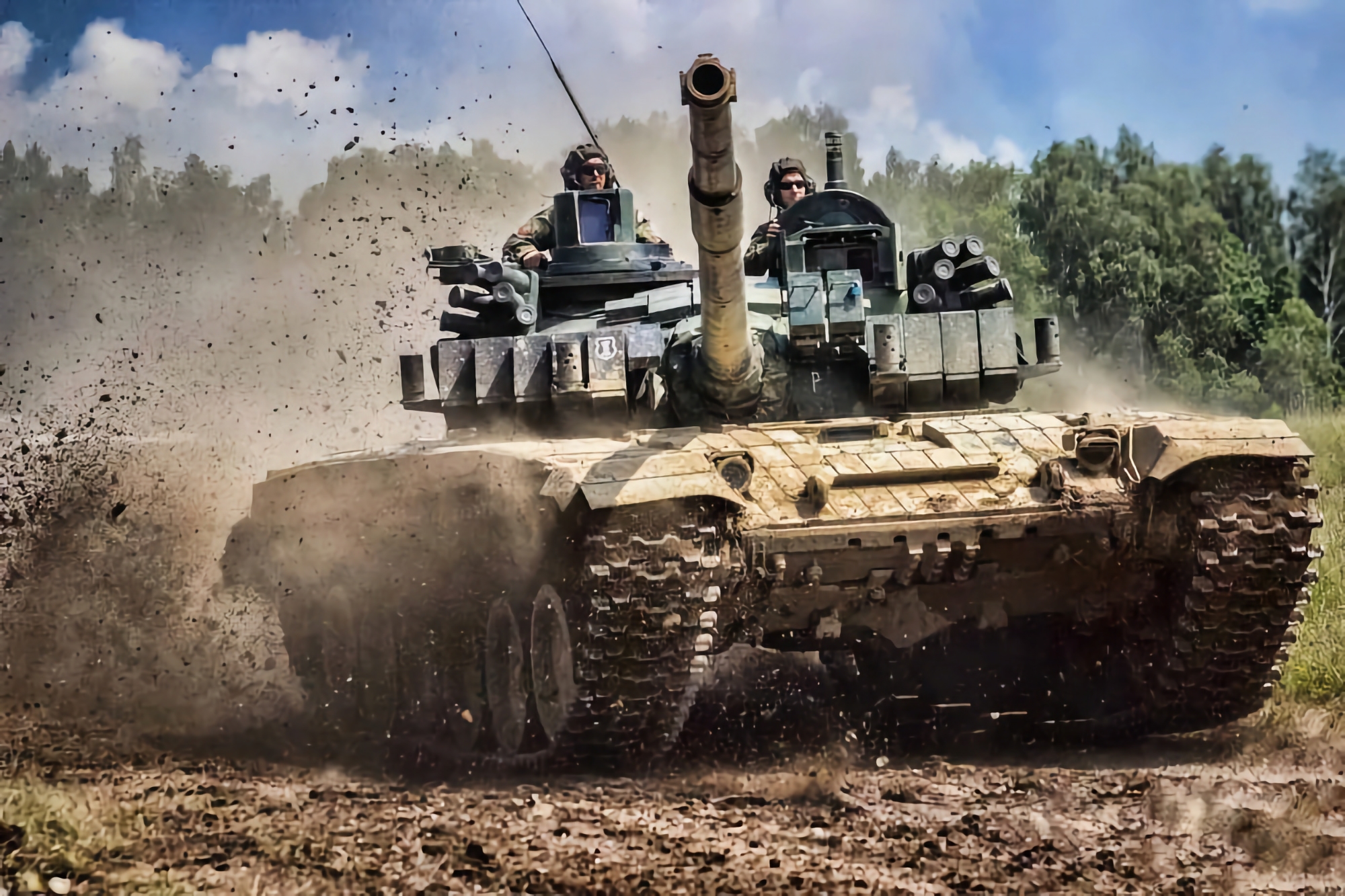 Óptica moderna, comunicaciones y blindaje mejorado: el Pentágono contó cómo Estados Unidos y Holanda están mejorando 90 tanques T-72 checos para Ucrania
