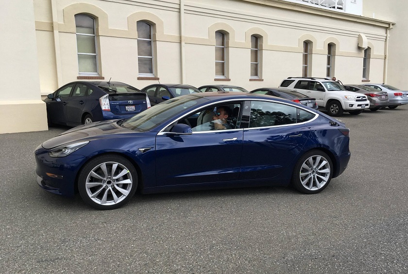 Фото Tesla Model 3 показывают отсутствие приборной панели и коробку передач с автопилотом