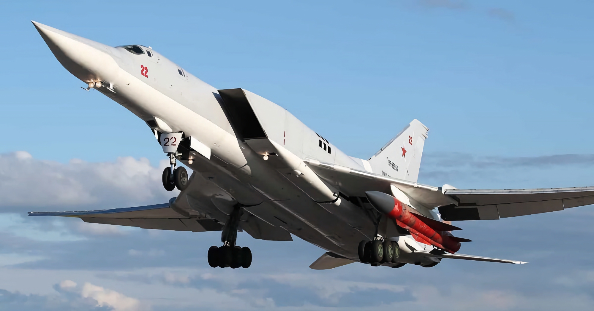 Het Oekraïense luchtverdedigingssysteem heeft voor het eerst een Russische Tu-22M3 strategische bommenwerper met Kh-22 kruisraketten aan boord vernietigd.